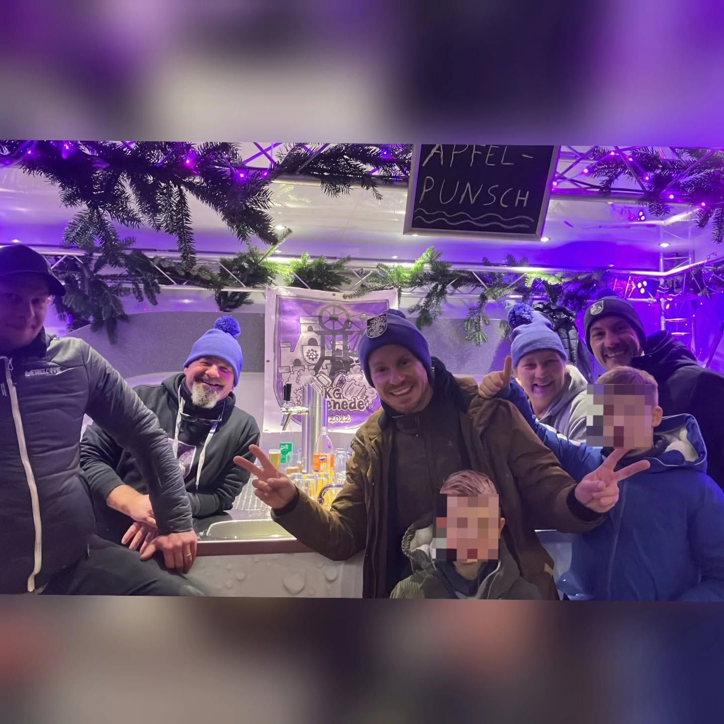 Abendschicht im lila beleuchteten Bierwagen