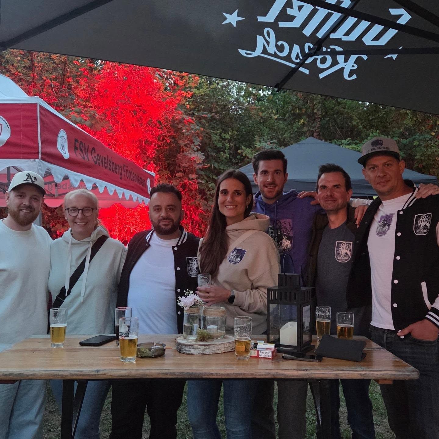 Mitglieder mit Getränken vor einem Stand beim Food Festival