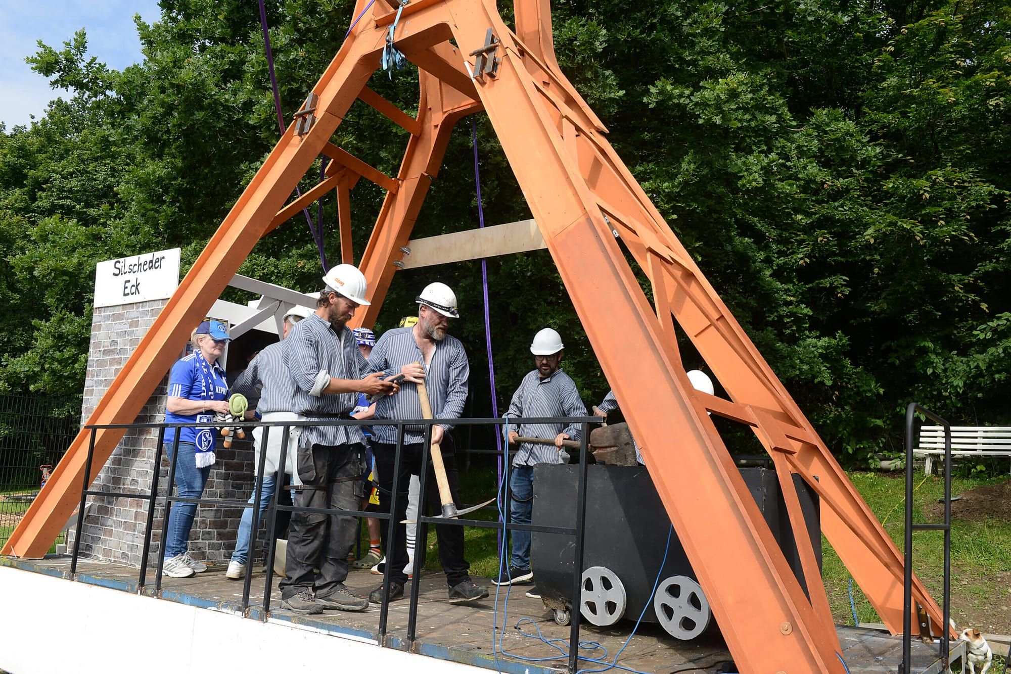 Der Wagen mit Förderturm und Bergleuten beim Besuch des Bewertungsausschusses am 22. Juni 2024