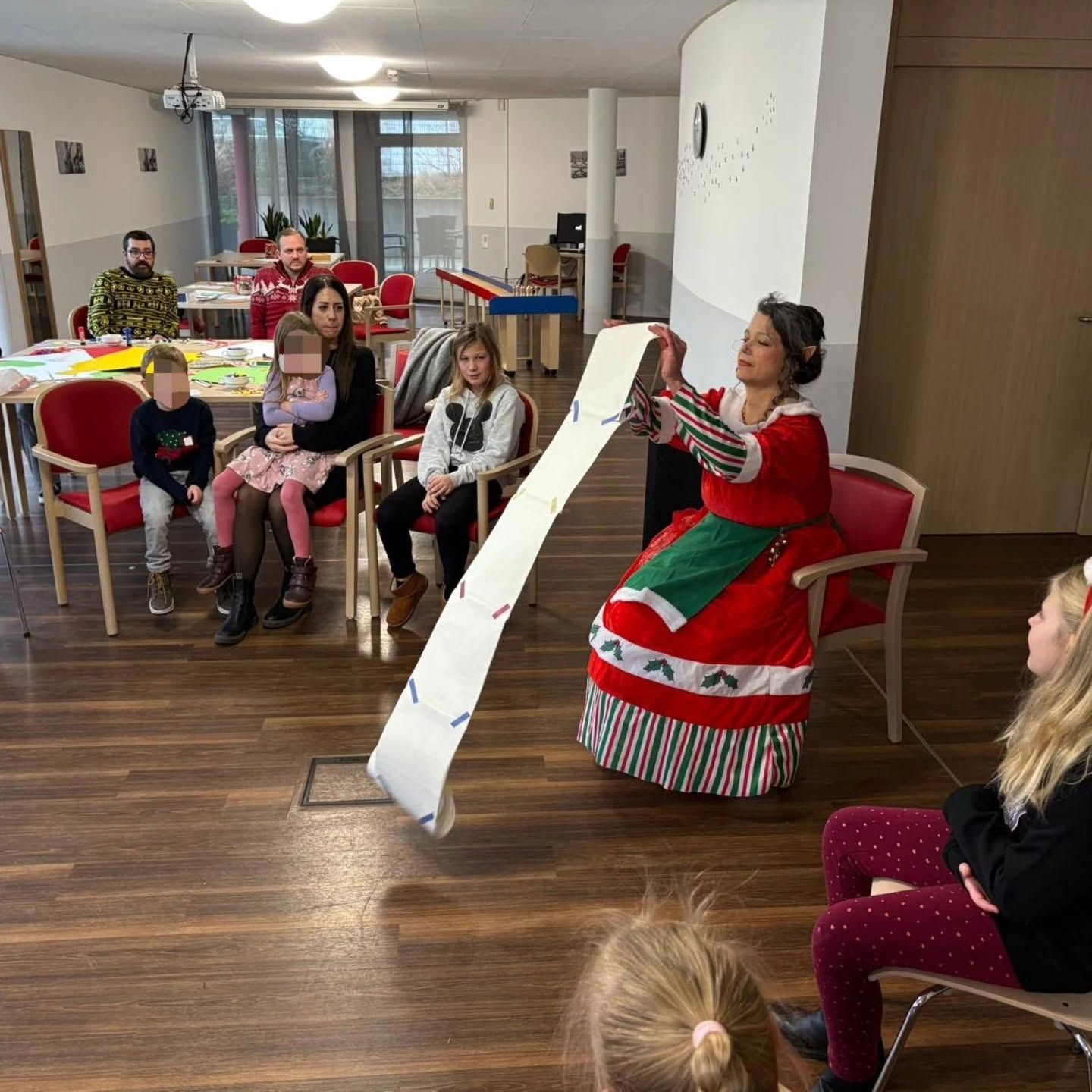 Elfi liest den Kindern von ihrer Liste vor
