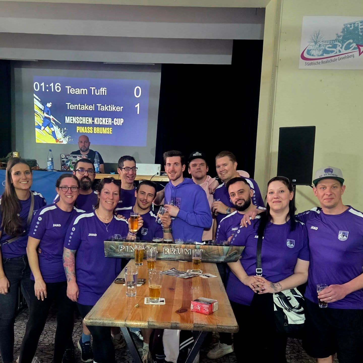 Das Team der KG Silschede im lila Trikot beim Menschenkicker-Cup