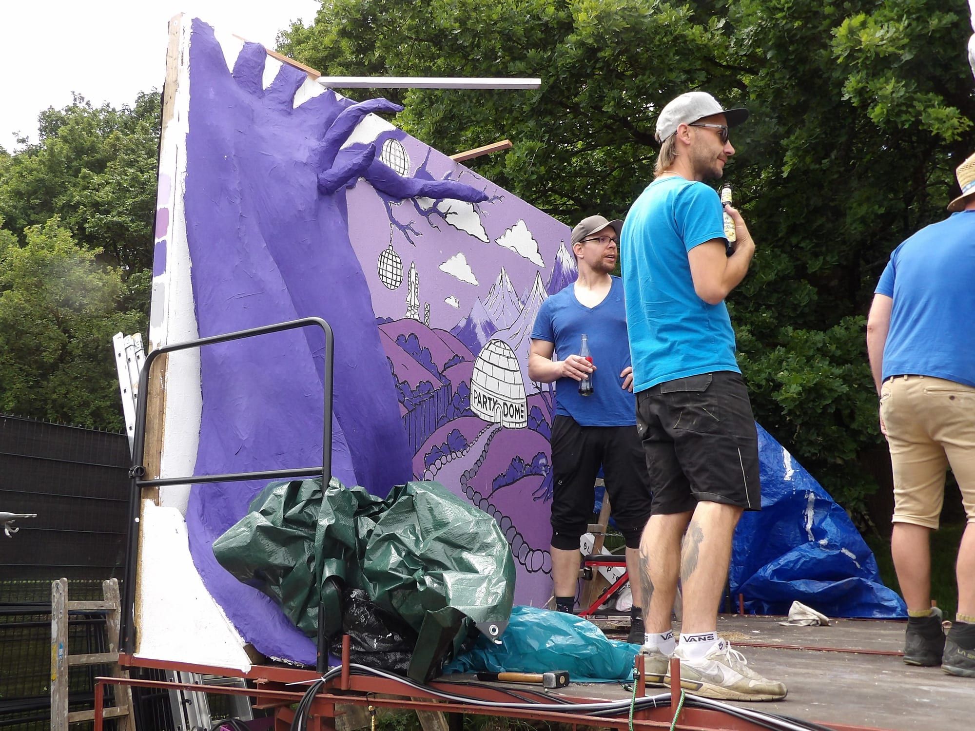 Der lila Aufbau des Wagens entsteht