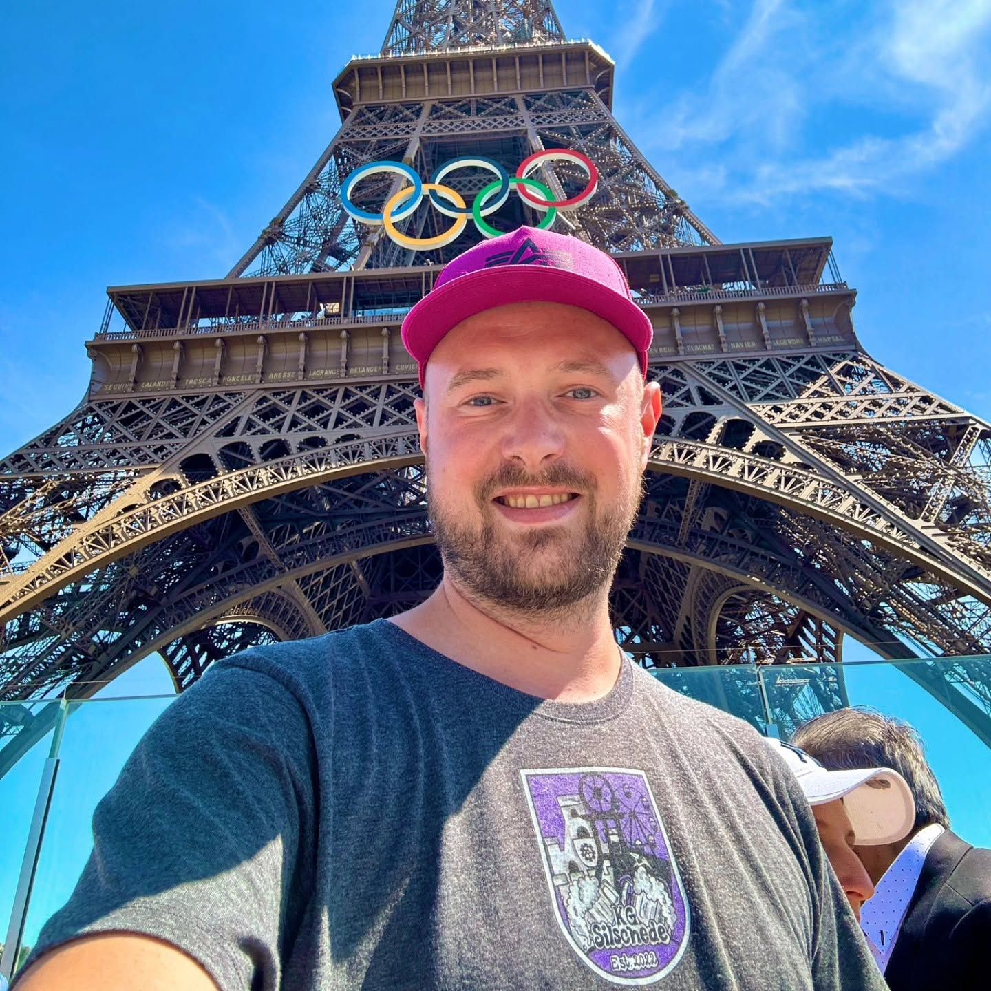 Urlaubsgruß im KG-Shirt: vor dem Eiffelturm in Paris