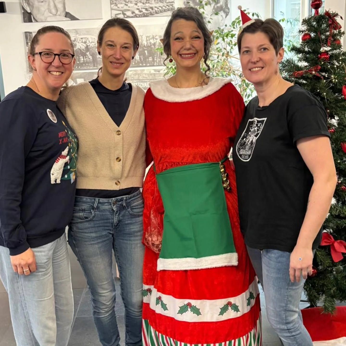 Elfi mit Helferinnen vor dem Weihnachtsbaum